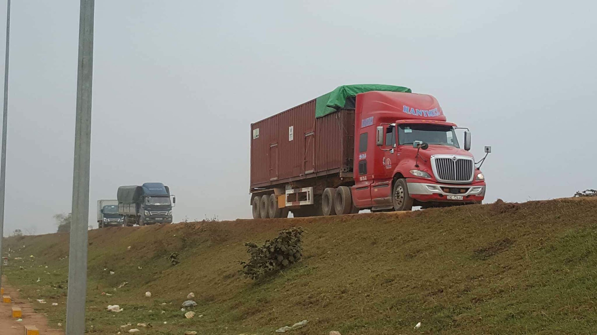 Trốn trạm thu phí BOT, xe tải cày nát đê chống lũ - Ảnh 8.