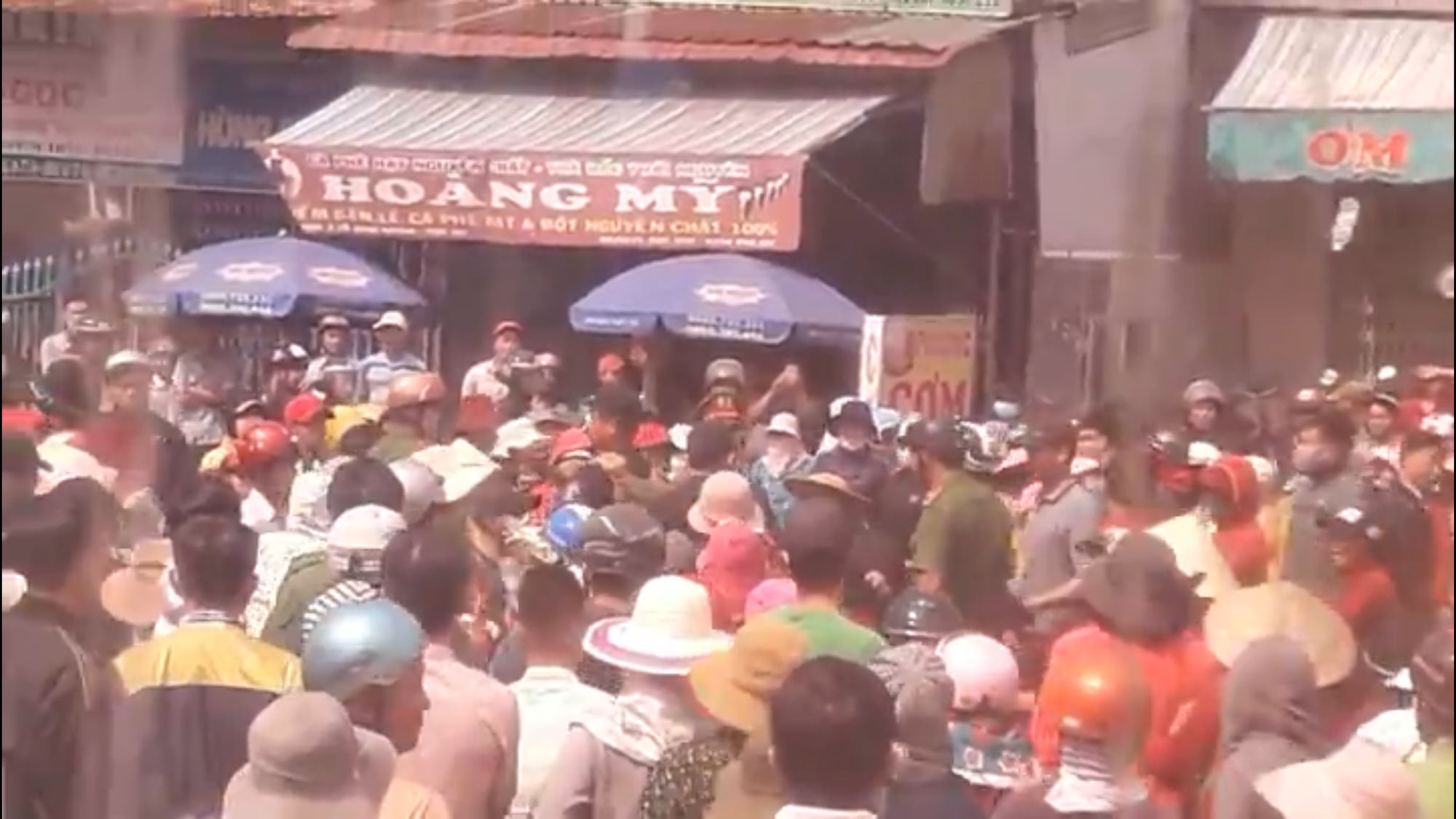 Hàng trăm người dân chặn QL1 để phản đối dự án thủy sản