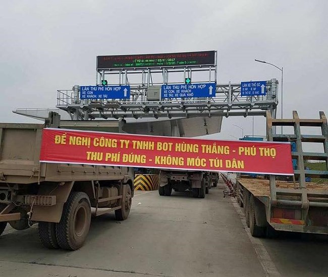 Trốn trạm thu phí BOT, xe tải cày nát đê chống lũ - Ảnh 4.