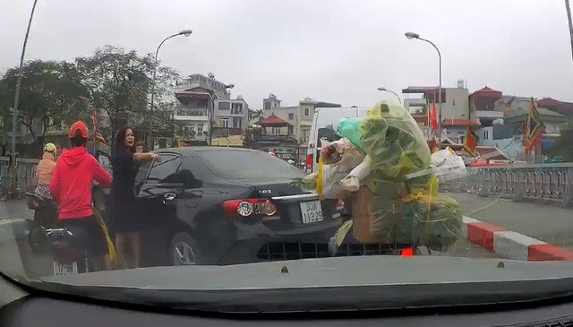 Tước bằng lái nữ tài xế quay xe trên cầu, mắng người sa sả - Ảnh 1.