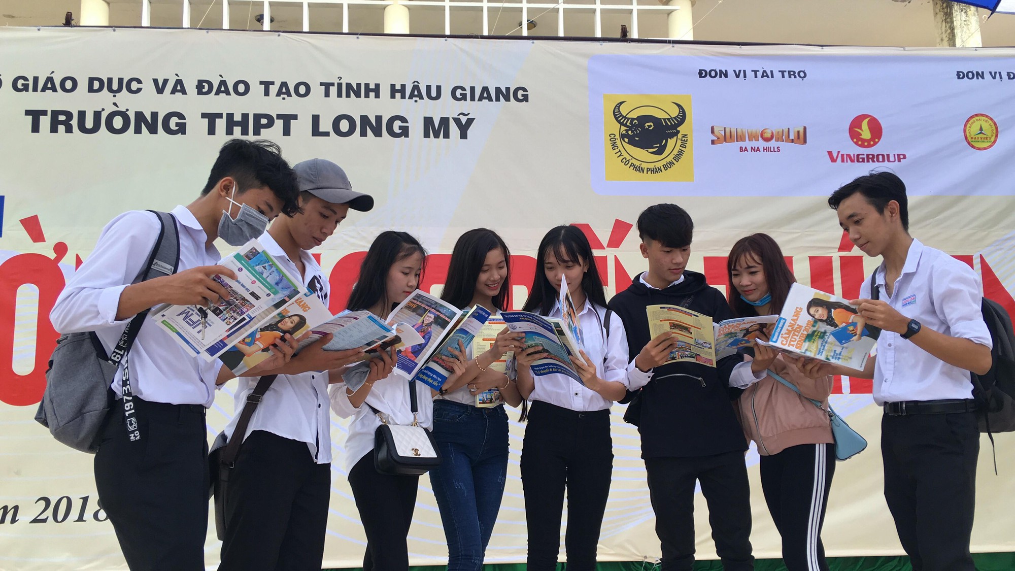 Cẩm nang Tuyển sinh 2018 của b&aacute;o Người Lao Động đến tay độc giả - Ảnh 1.