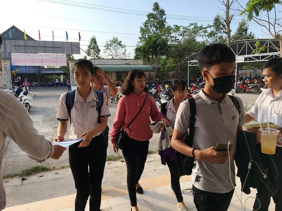 Đưa trường học đến th&iacute; sinh tại Hậu Giang: Chọn ng&agrave;nh m&agrave; cứ lo thất nghiệp! - Ảnh 5.