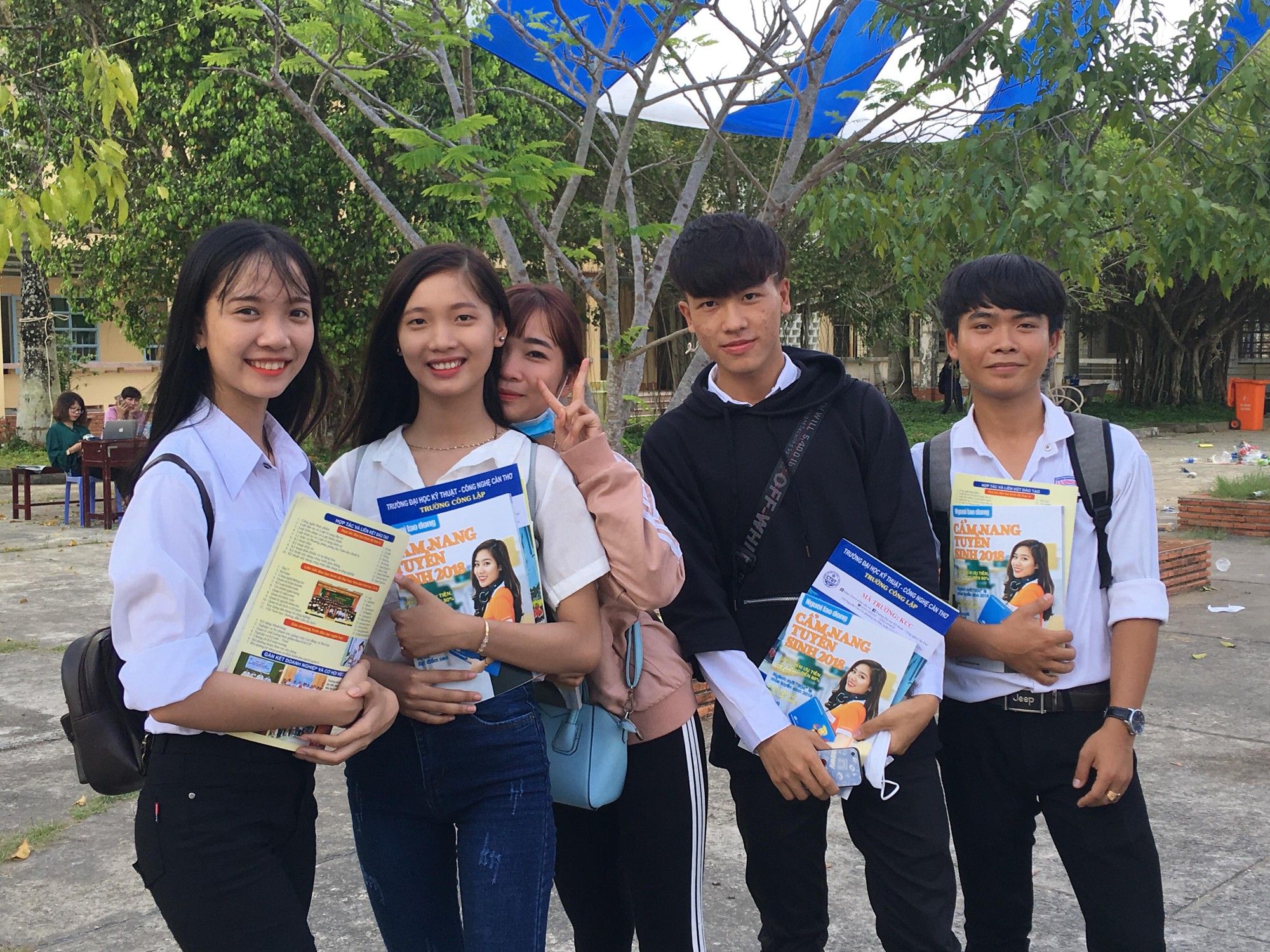 Cẩm nang Tuyển sinh 2018 của b&aacute;o Người Lao Động đến tay độc giả - Ảnh 2.