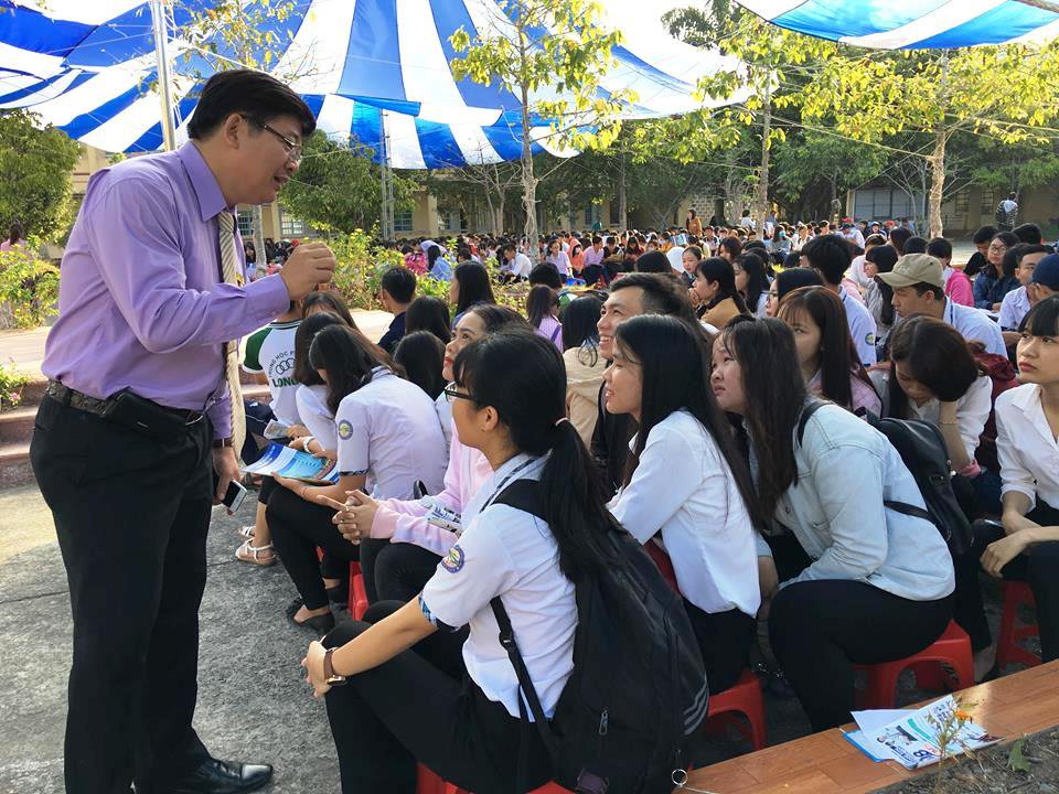 Đưa trường học đến th&iacute; sinh tại Hậu Giang: Chọn ng&agrave;nh m&agrave; cứ lo thất nghiệp! - Ảnh 6.