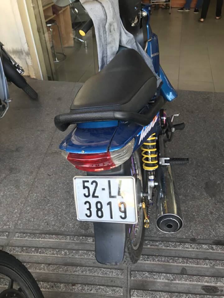TP HCM: Trinh s&aacute;t bắt n&oacute;ng 2 kẻ cướp giật c&oacute; nhiều tiền &aacute;n - Ảnh 4.