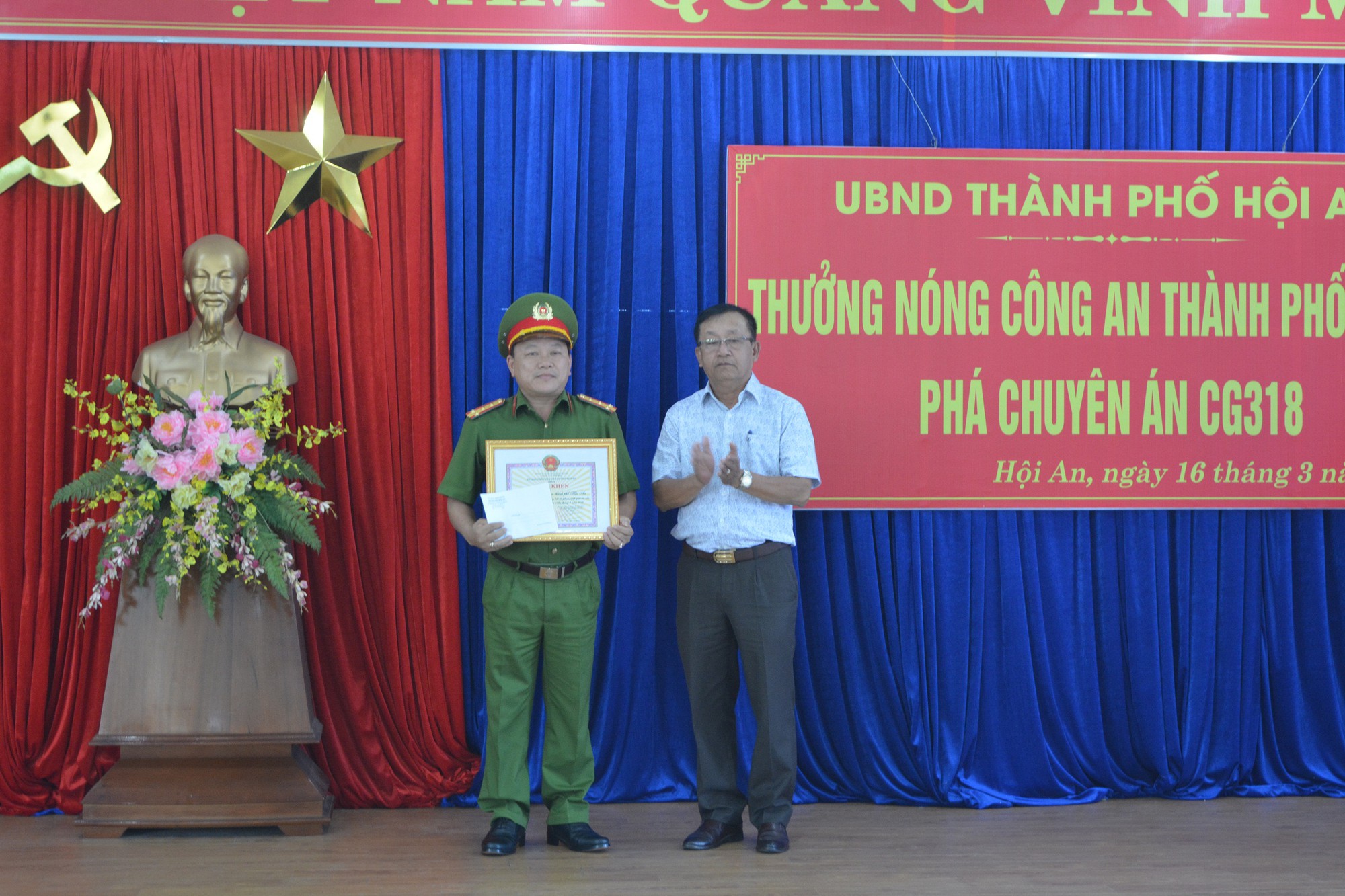 Bắt 2 kẻ gây ra hàng loạt vụ cướp tài sản du khách ở Hội An - Ảnh 2.