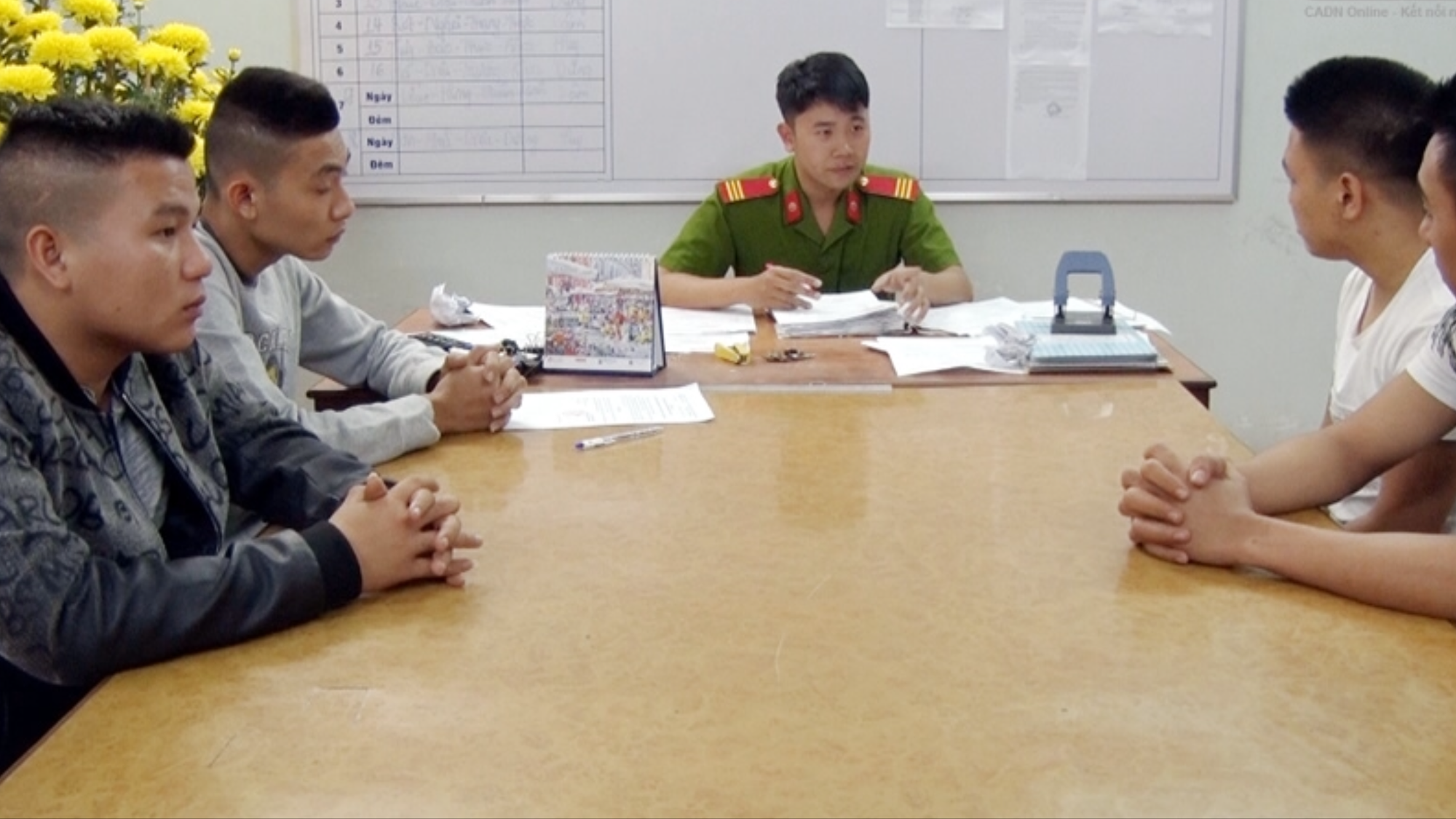 Mâu thuẫn ngoài đường, giang hồ đến đám tang chém người