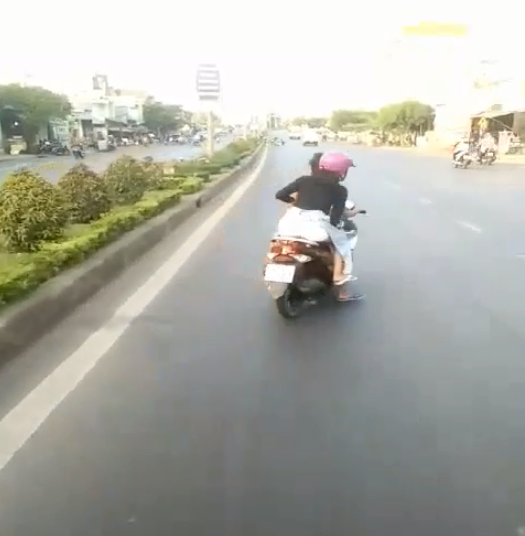 Mời thanh niên đầu trần, lạng lách... lên làm việc