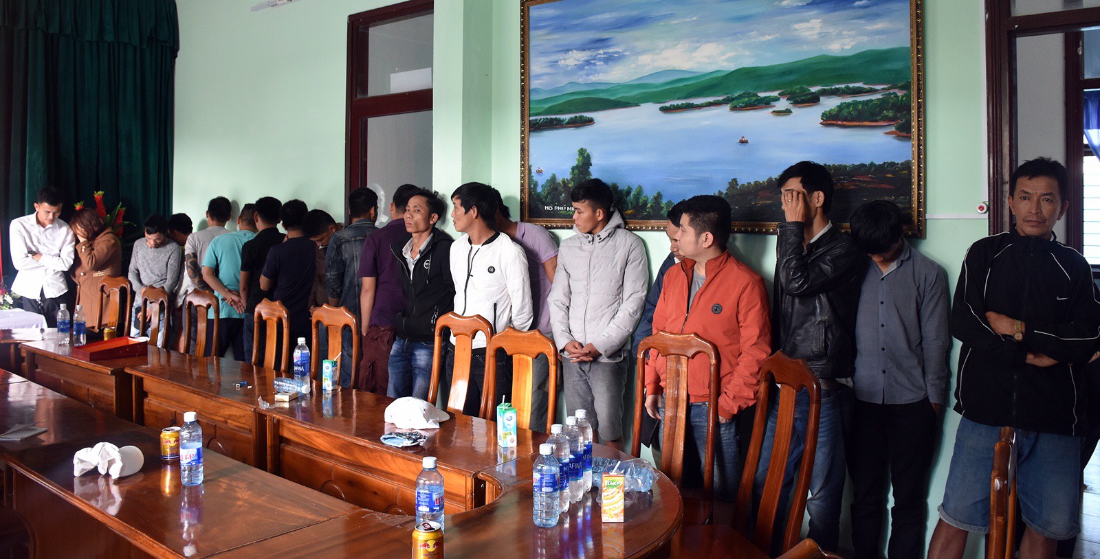 Giữa khuya, cảnh sát ập vào sòng bạc trong rừng keo