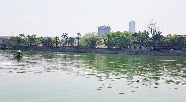 Ngắm cảnh đẹp miên man dòng sông Hương từ thuyền rồng - Ảnh 1.