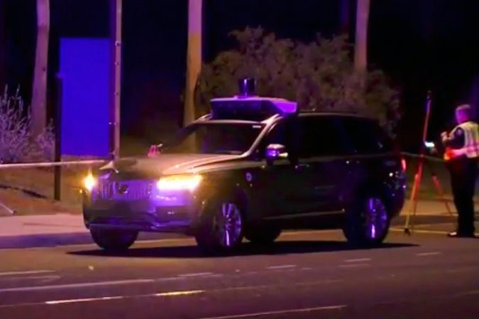 Mới thử nghiệm, xe tự lái của Uber tông chết người đi đường