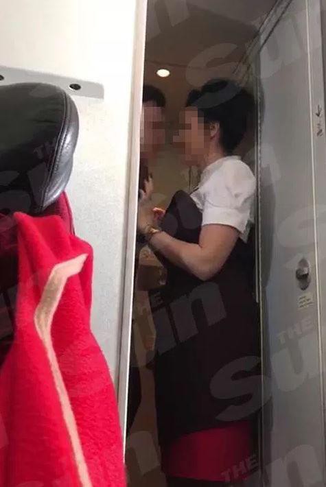 Bắt quả tang đ&ocirc;i nam nữ vừa quen nhau đ&atilde; h&agrave;nh sự tr&ecirc;n m&aacute;y bay - Ảnh 1.