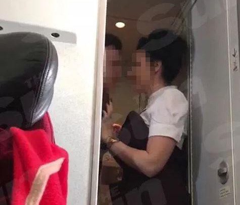Bắt quả tang đôi nam nữ vừa quen nhau đã "hành sự" trên máy bay
