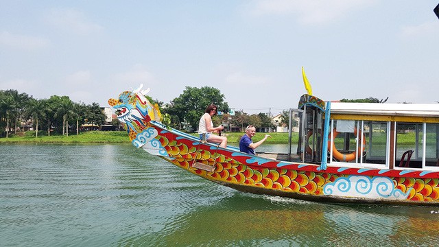 Ngắm cảnh đẹp miên man dòng sông Hương từ thuyền rồng