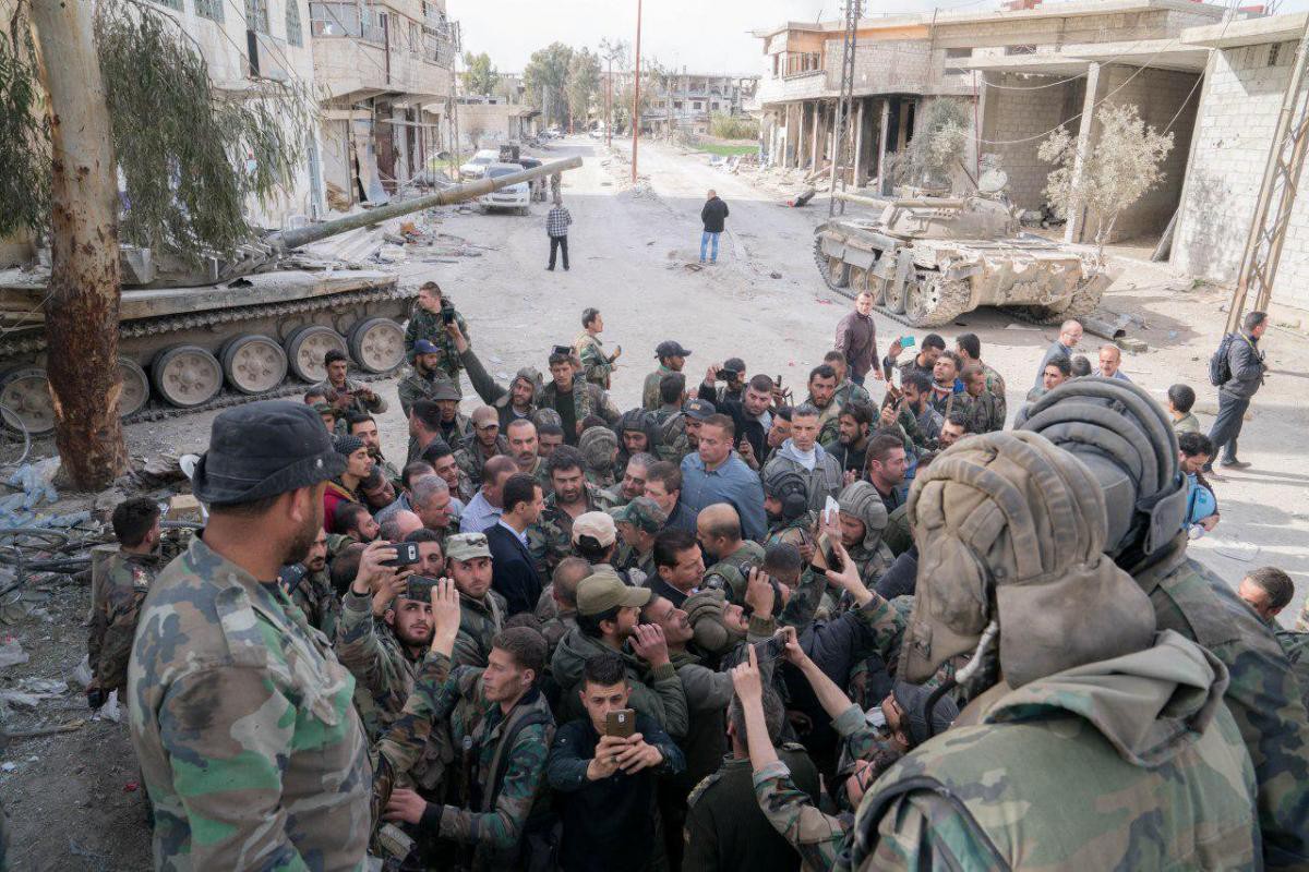 Tổng thống Syria bất ngờ thăm binh sĩ ở Đ&ocirc;ng Ghouta - Ảnh 3.
