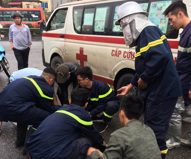 Xe chữa cháy va chạm xe khách trên cao tốc, 11 người thương vong