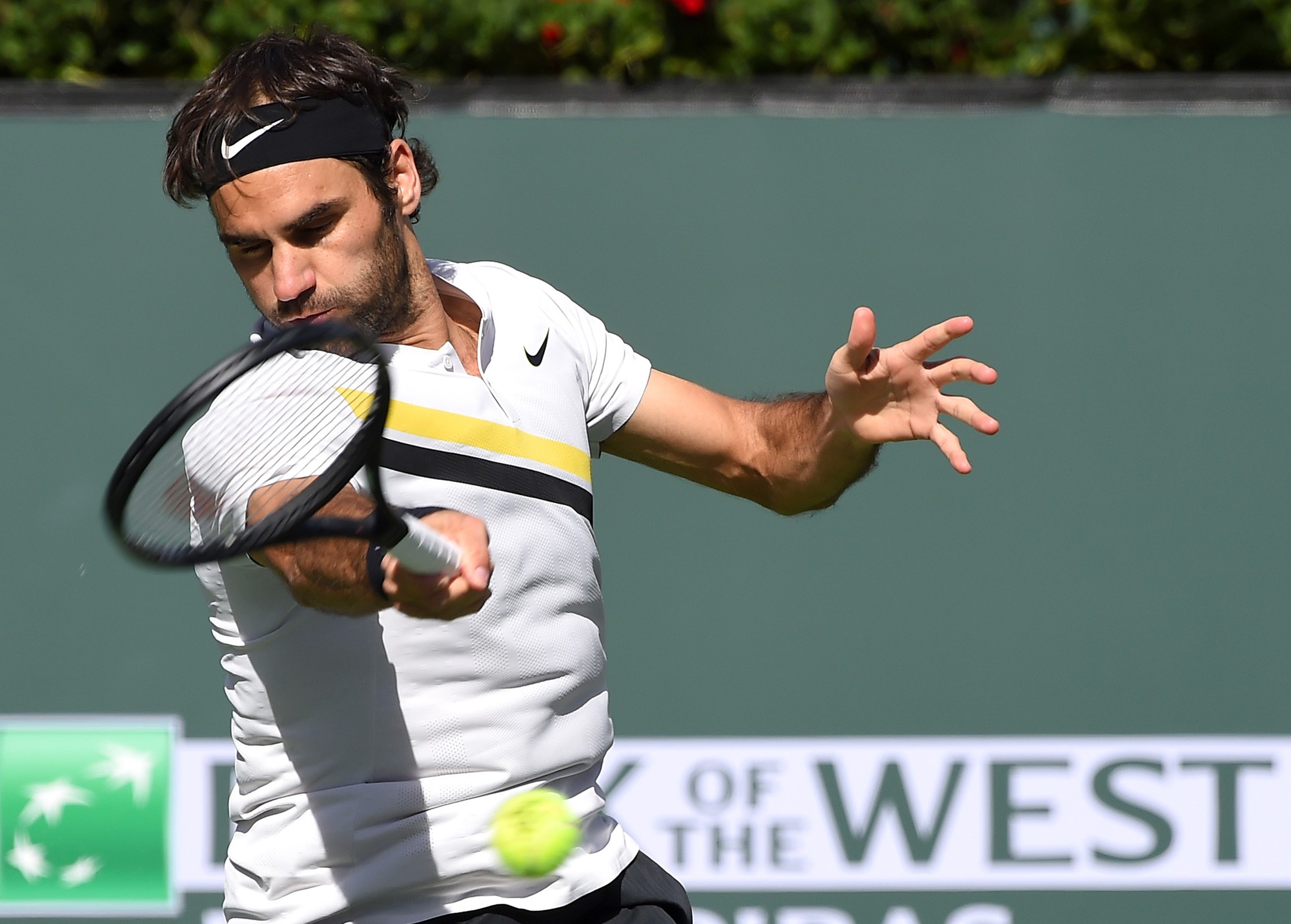 Federer tiếc nuối v&igrave; đ&aacute;nh mất 3 cơ hội l&ecirc;n ng&ocirc;i Indian Wells 2018 - Ảnh 1.