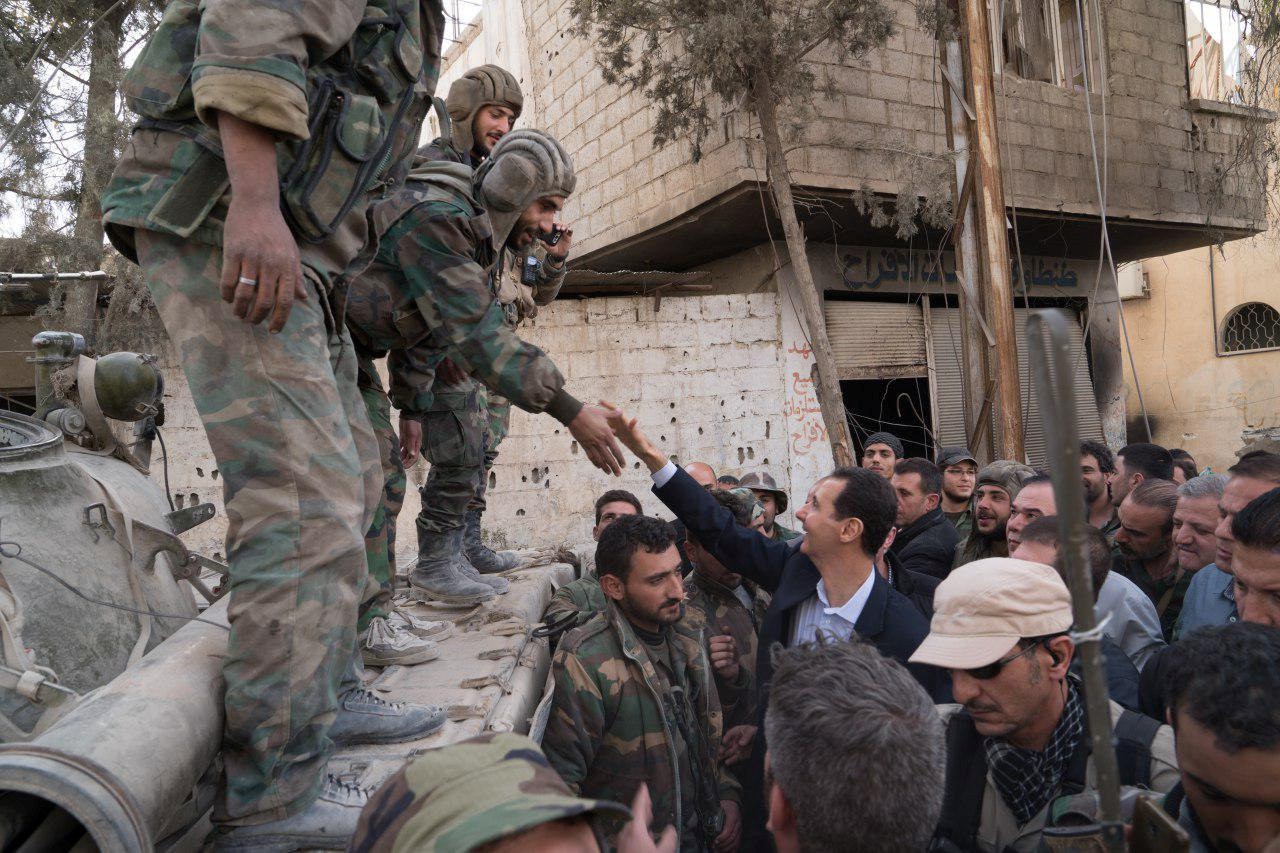 Tổng thống Syria bất ngờ thăm binh sĩ ở Đ&ocirc;ng Ghouta - Ảnh 2.