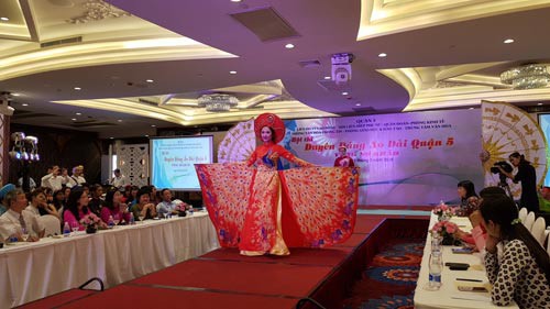 Tôn vinh áo dài Việt Nam