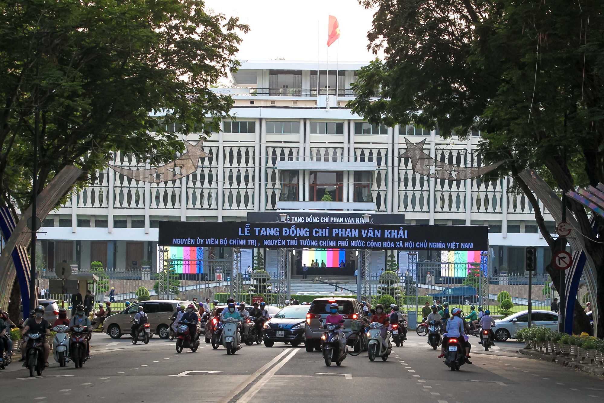Hội trường Thống Nhất trước giờ đón linh cữu cố Thủ tướng Phan Văn Khải - Ảnh 1.