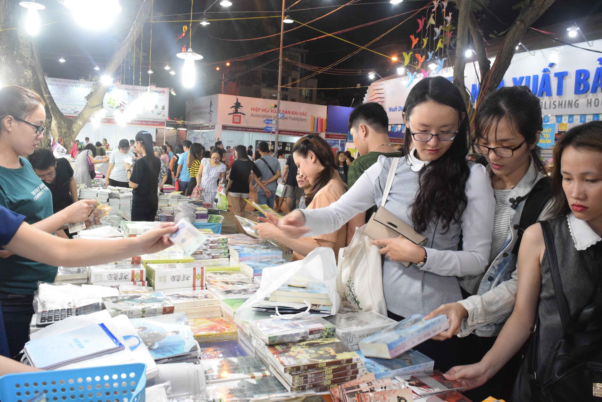 Phó Chủ tịch nước dự khai mạc Hội sách TP HCM - Ảnh 16.