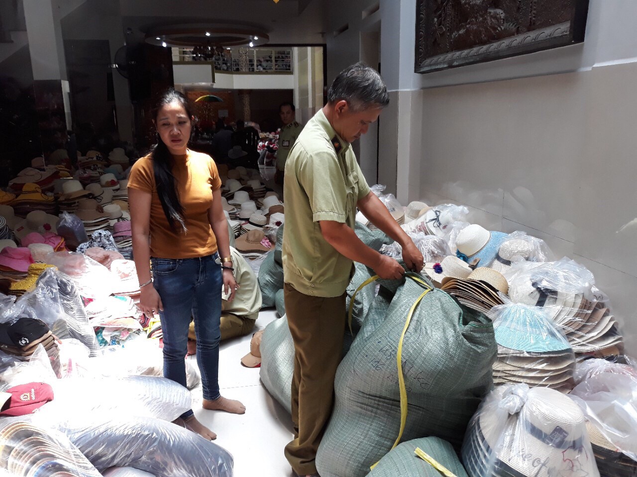 Ph&aacute;t hiện h&agrave;ng trăm ng&agrave;n n&oacute;n giả, nhập lậu từ Trung Quốc  - Ảnh 4.