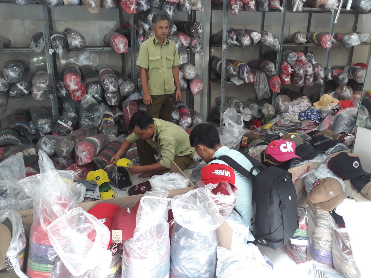 Phát hiện hàng trăm ngàn nón giả, nhập lậu từ Trung Quốc