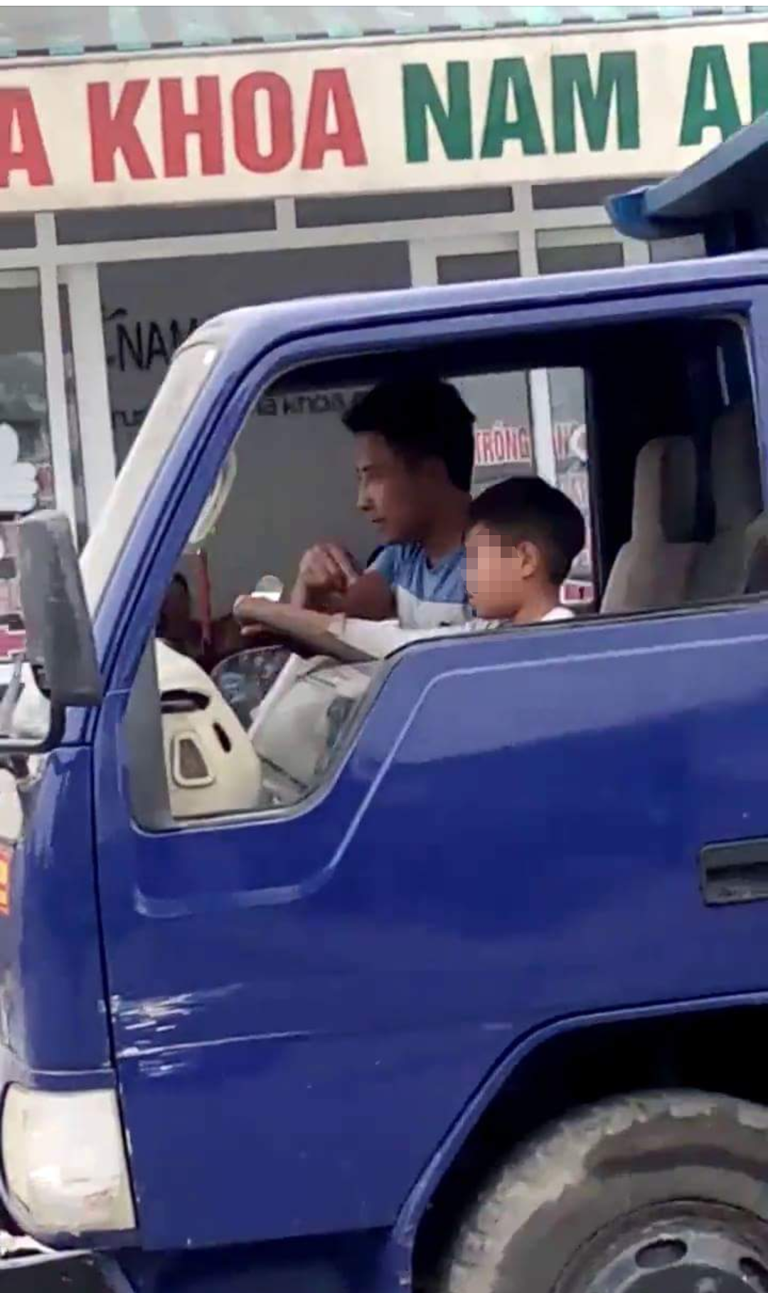 B&eacute; trai l&aacute;i xe tải chạy băng băng tr&ecirc;n phố Sầm Sơn - Ảnh 2.