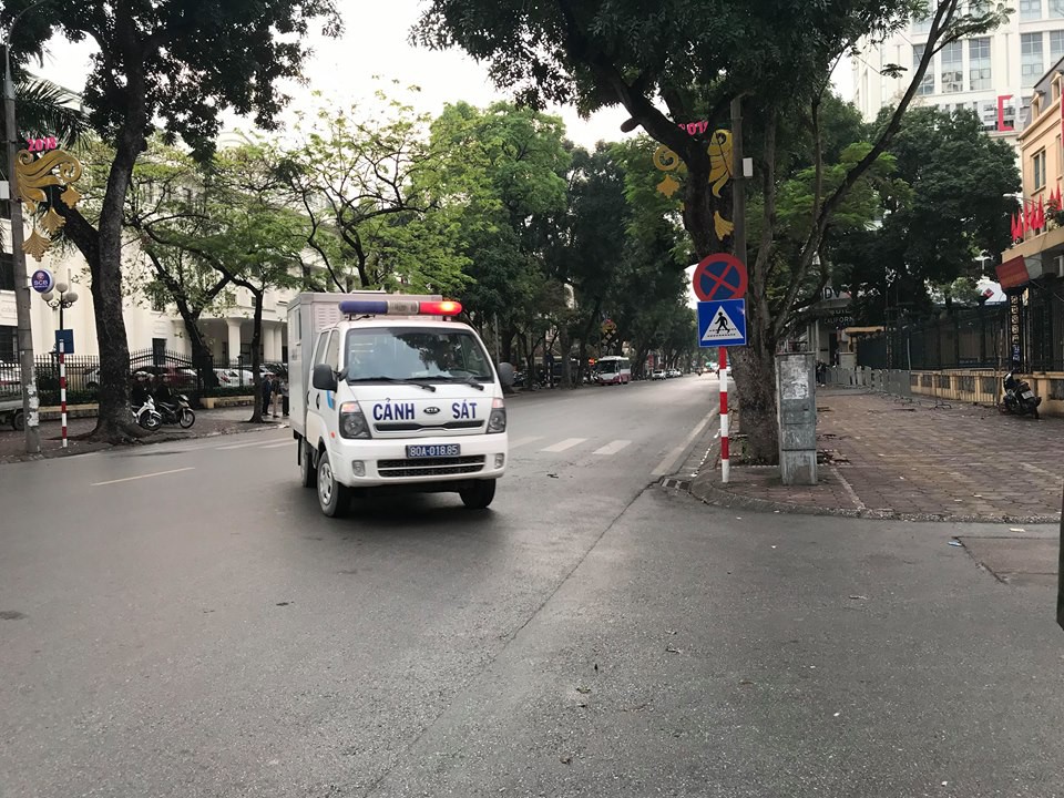 &Ocirc;ng Đinh La Thăng li&ecirc;n tục n&oacute;i chuyện với Ninh Văn Quỳnh - Ảnh 1.