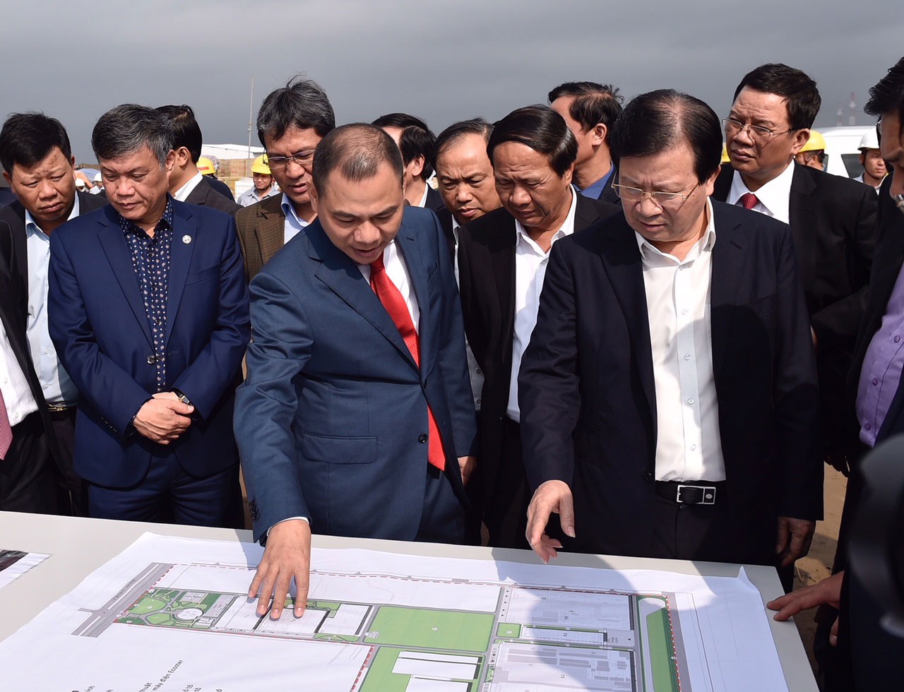 Ph&oacute; Thủ tướng Trịnh Đ&igrave;nh Dũng: &Ocirc; t&ocirc; Việt phải cạnh tranh được với xe nhập khẩu - Ảnh 1.