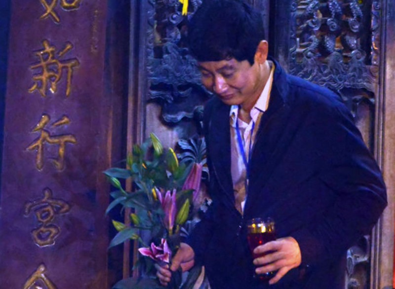Biển người cố chen lấn, “cướp lộc” đêm khai ấn đền Trần - Ảnh 17.