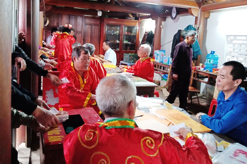 Xô bồ khai ấn đền Trần