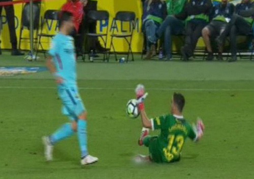 Trọng t&agrave;i tước chiến thắng của Barcelona, quyết cứu La Liga - Ảnh 3.