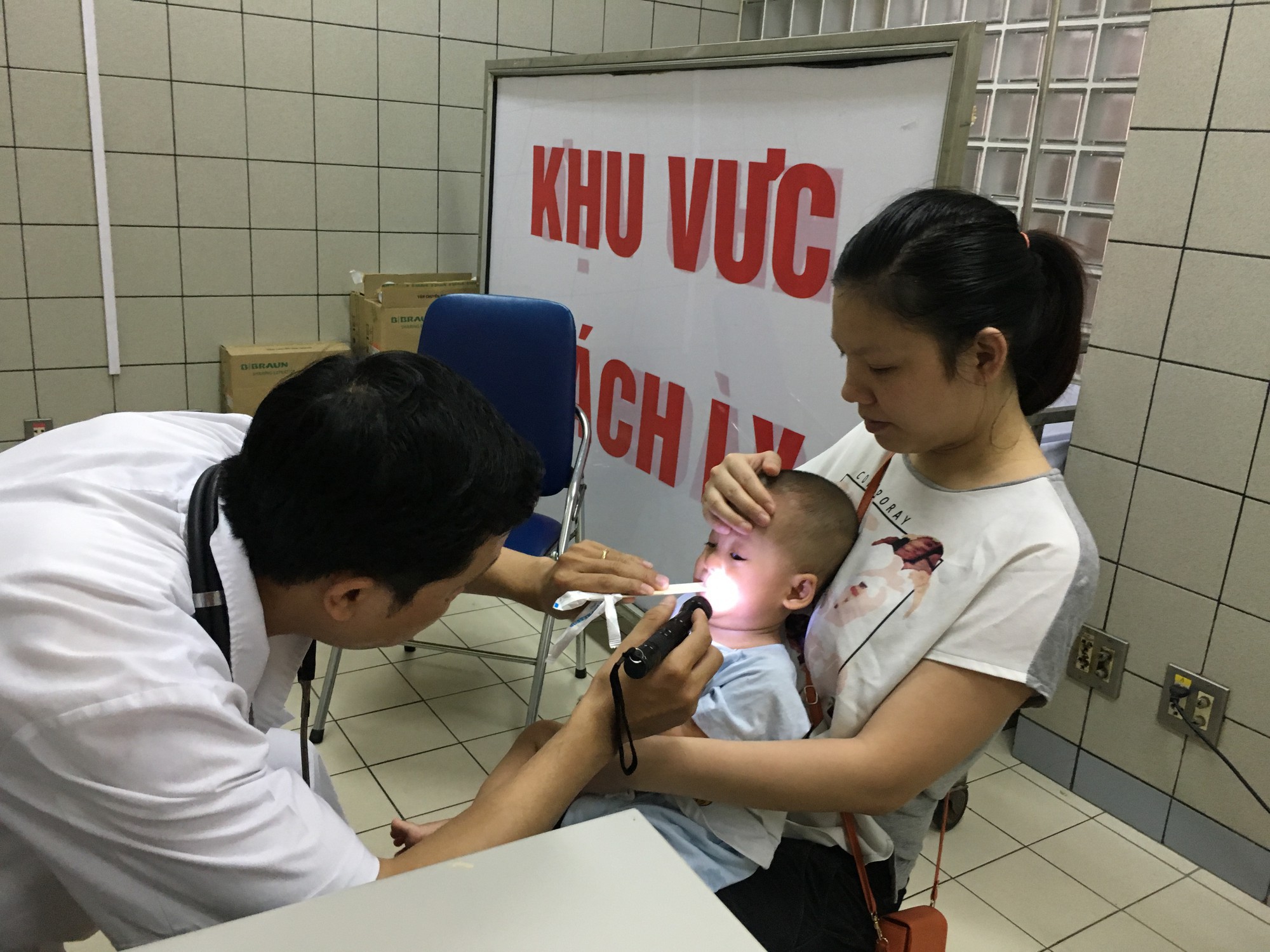 Bộ Y tế "trần tình" về việc mua thuốc cho trẻ phải có CMND