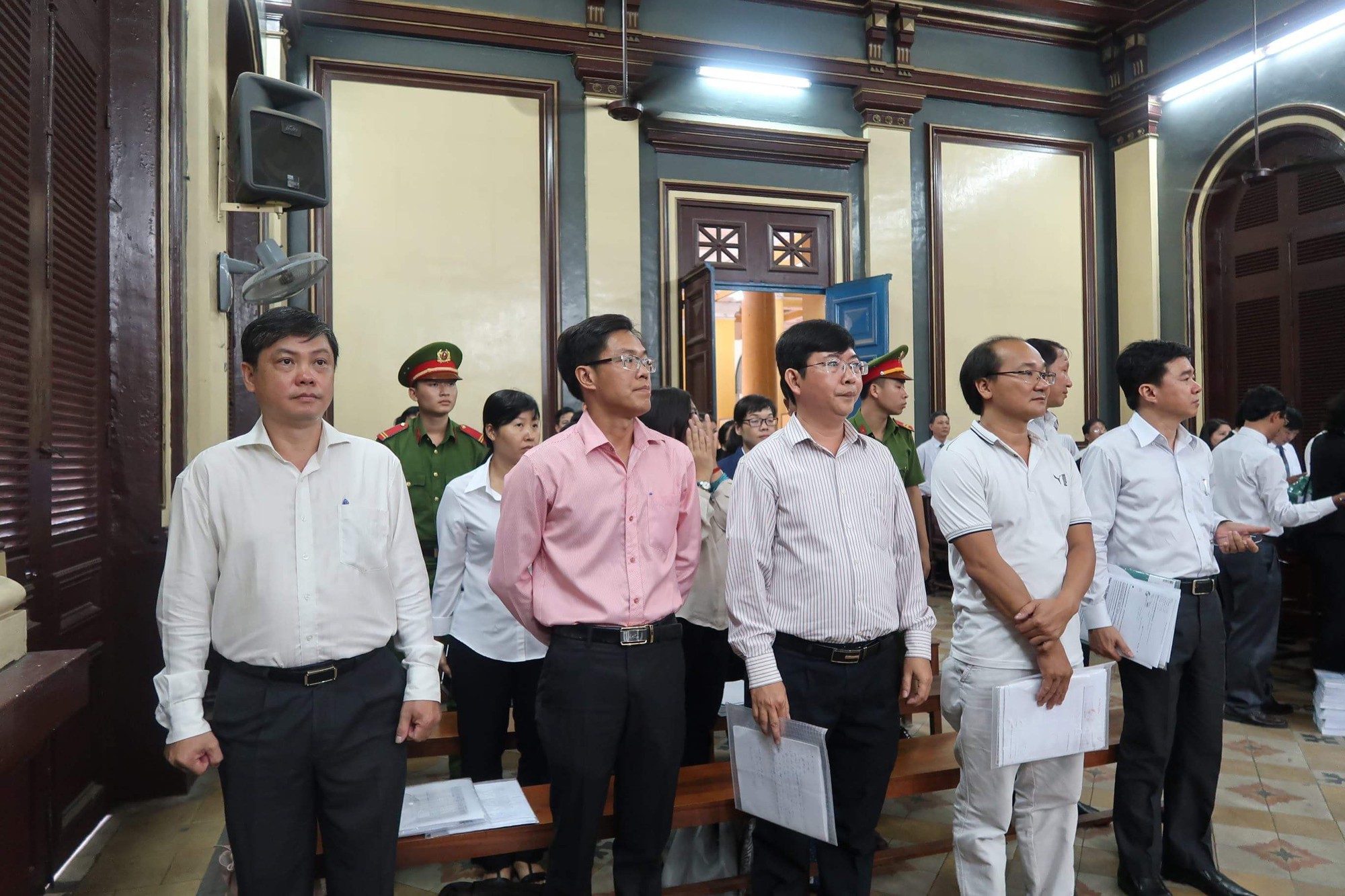 Bát nháo bên ngoài phòng xử cựu lãnh đạo Navibank - Ảnh 2.