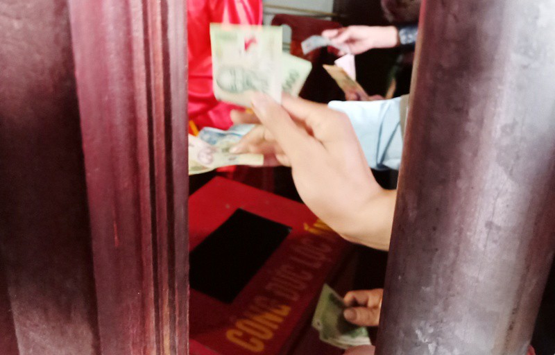 Hàng ngàn người rồng rắn, đội mưa hàng giờ xin ấn đền Trần