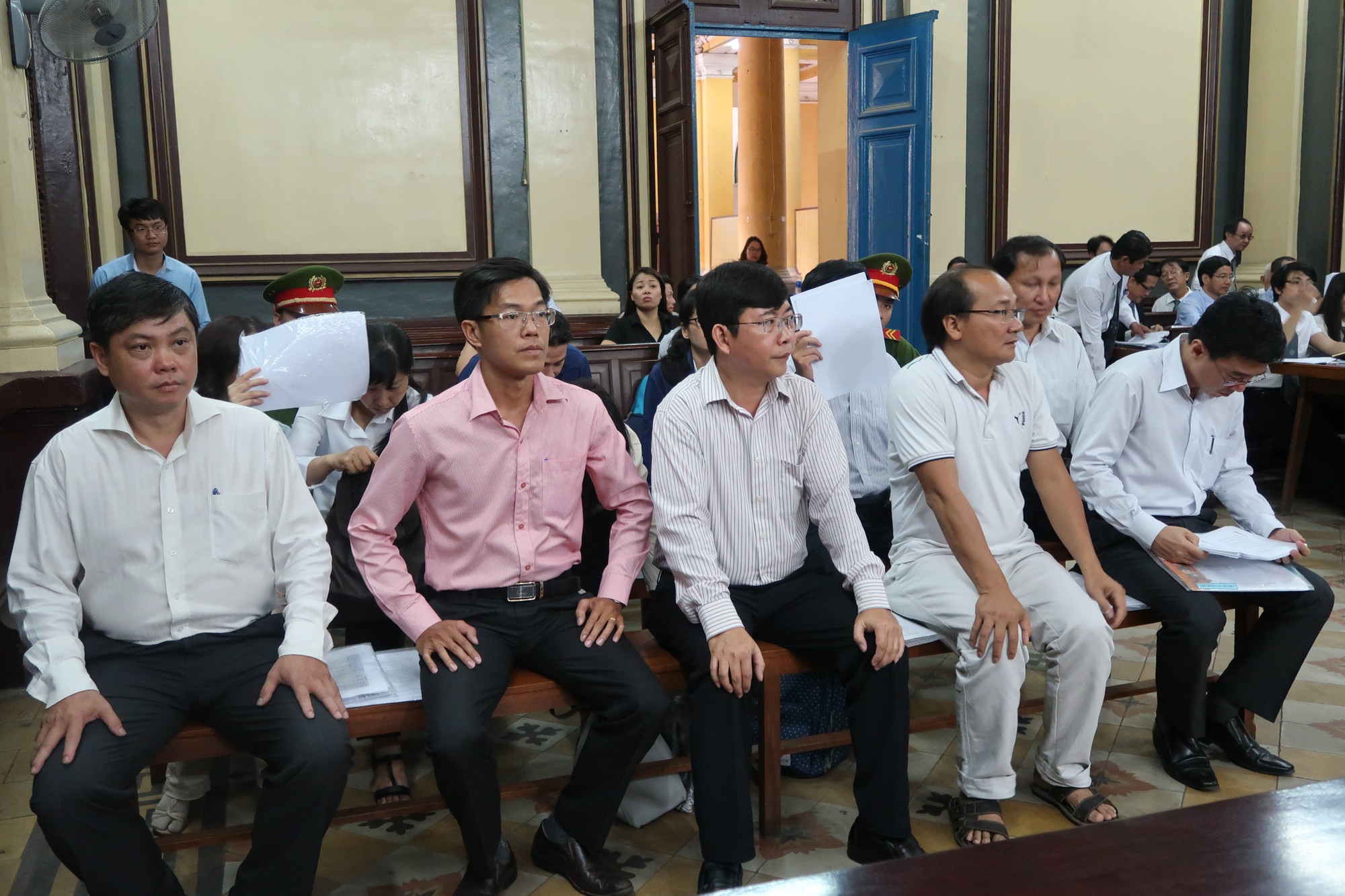 Bát nháo bên ngoài phòng xử cựu lãnh đạo Navibank