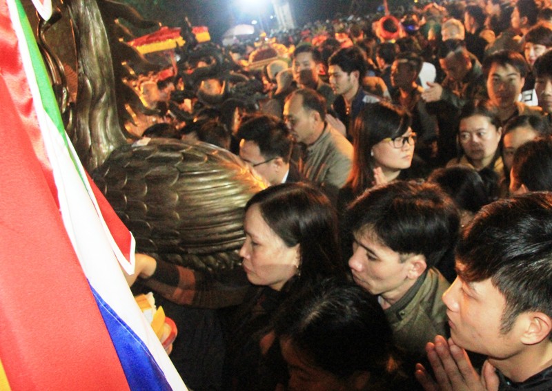 "Biển người" cố chen lấn, “cướp lộc” đêm khai ấn đền Trần