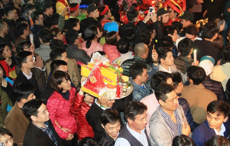 Giẫm đạp cướp lộc đền Trần: Nên bỏ lễ hội khai ấn?