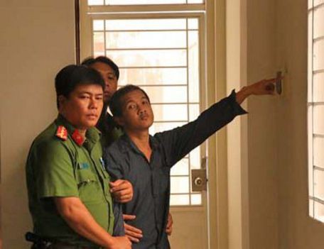 Hành trình truy tìm kẻ hiếp dâm có hình xăm bông hồng