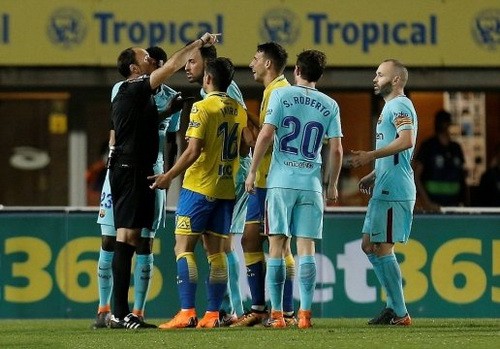 Trọng tài tước chiến thắng của Barcelona, quyết "cứu" La Liga