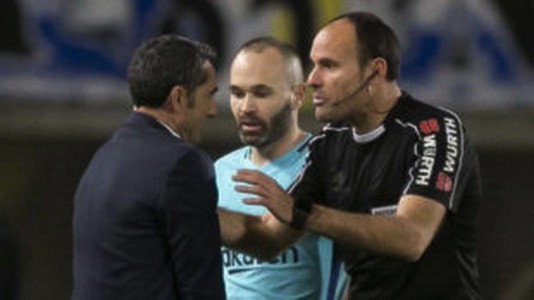 Trọng t&agrave;i tước chiến thắng của Barcelona, quyết cứu La Liga - Ảnh 4.