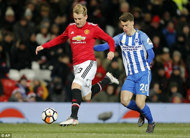 Kh&ocirc;ng phục Mourinho, Luke Shaw c&oacute; thể sang Chelsea - Ảnh 1.