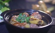 Đổi món cuối tuần với bún chân giò nấu giả cầy