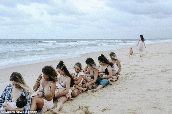 Dàn thiên thần bỉm sữa cho con bú trên bãi biển - Ảnh 1.
