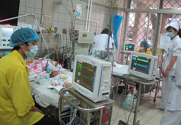 Bù nước oresol sai cách, trẻ 8 tháng tuổi co giật