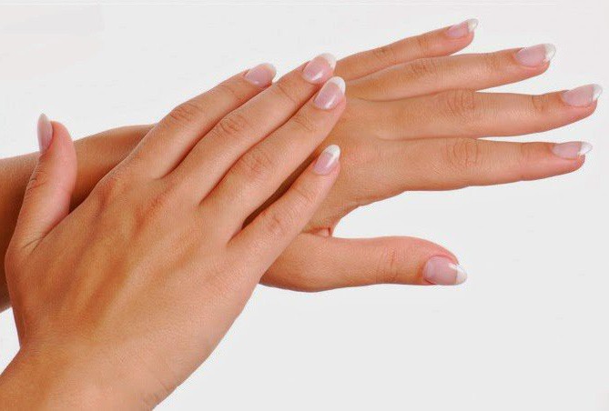 Tay khô nẻ, bong tróc khi làm việc nhà, trị cách nào?