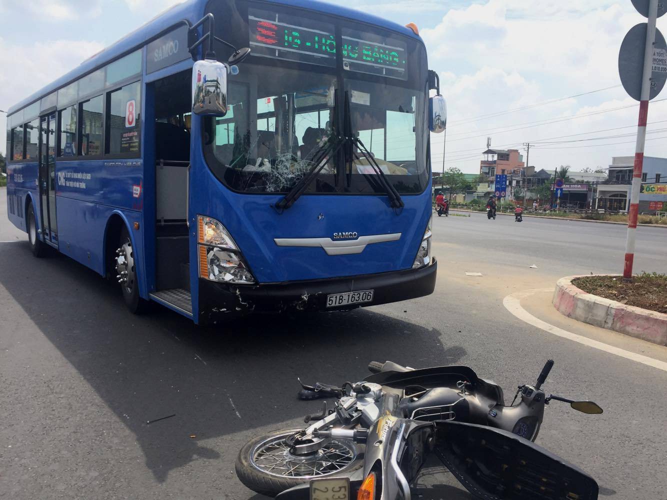 Xe bu&yacute;t nghi vượt đ&egrave;n v&agrave;ng t&ocirc;ng văng 1 người cả chục m&eacute;t - Ảnh 2.