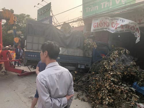 Xe cứu hộ t&ocirc;ng xe tải bay v&agrave;o nh&agrave; d&acirc;n, 3 người nhập viện - Ảnh 2.
