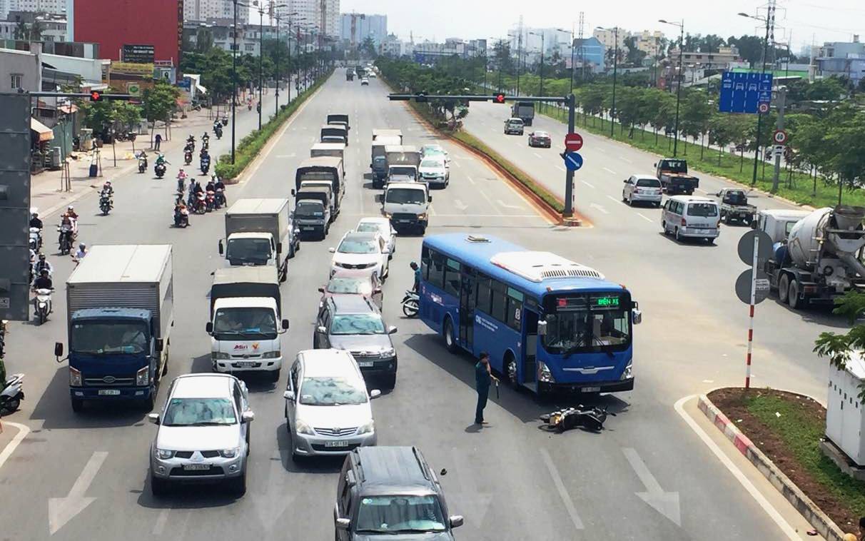 Xe bu&yacute;t nghi vượt đ&egrave;n v&agrave;ng t&ocirc;ng văng 1 người cả chục m&eacute;t - Ảnh 1.